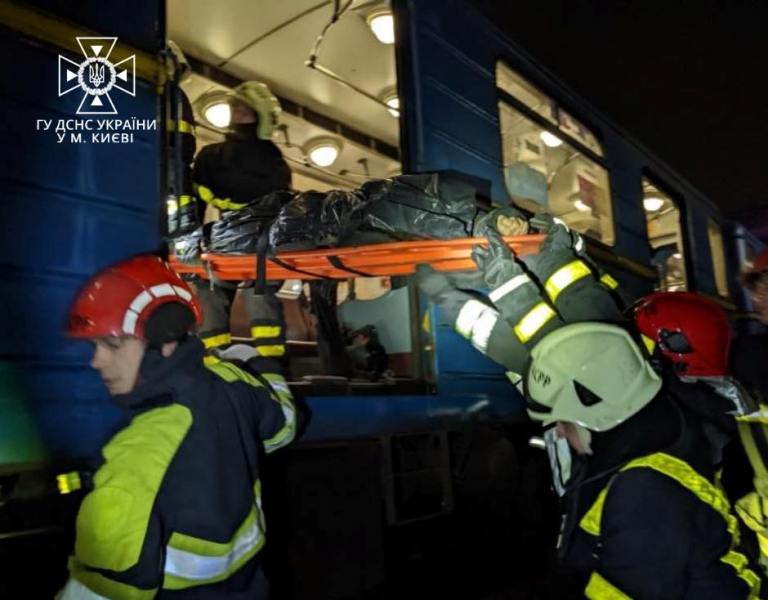 У київському метро пасажир загинув, потрапивши під потяг