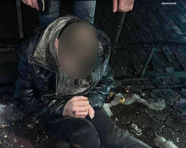 Лежал посреди дороги: в Борисполе полицейские спасли мужчину