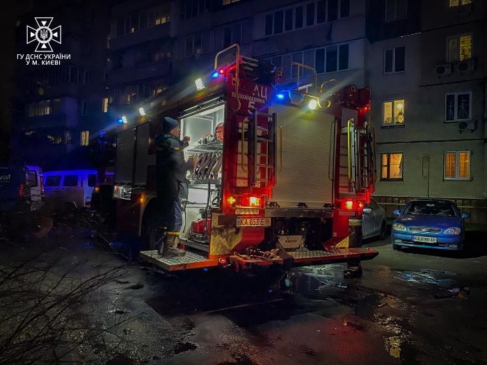 В Киеве загорелась высотка, женщину пришлось снимать с балкона