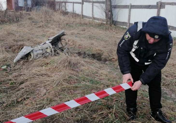 Поврежденные дома и воронки на полях: последствия ракетного обстрела Киевской области