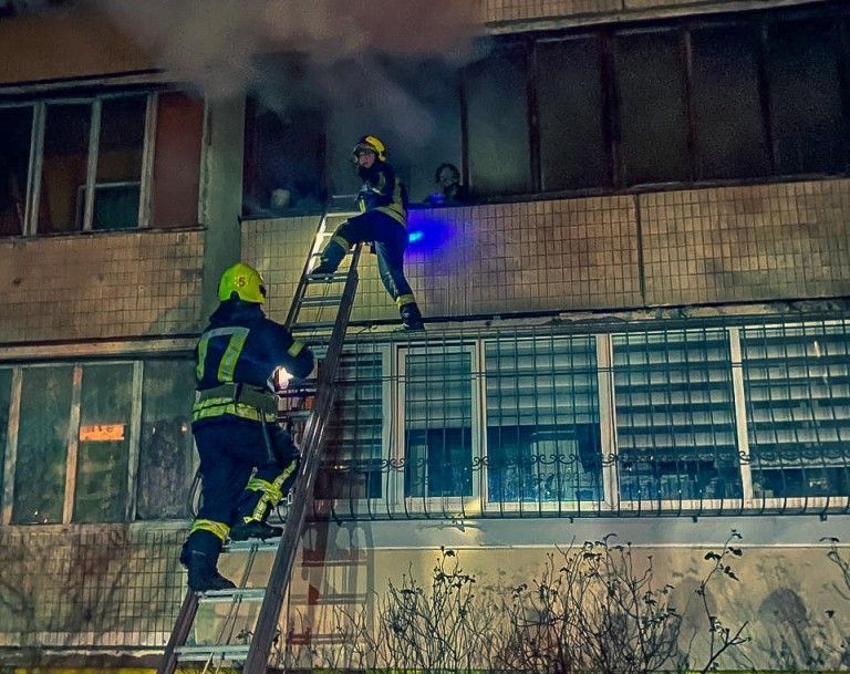 В Киеве из горящей квартиры спасли людей