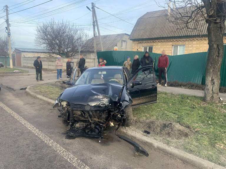 В пригороде Киева пьяный водитель врезался в забор