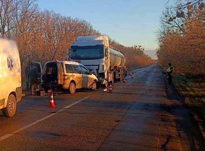 На трассе под Киевом водитель погиб, врезавшись в спиртовоз