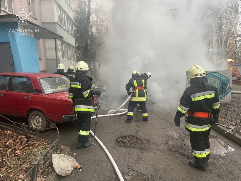 В центре Киева посреди дороги загорелся автомобиль