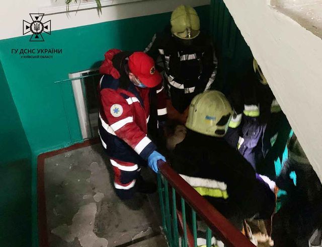 В пригороде Киева вспыхнул пожар, женщину вынесли из горящей квартиры