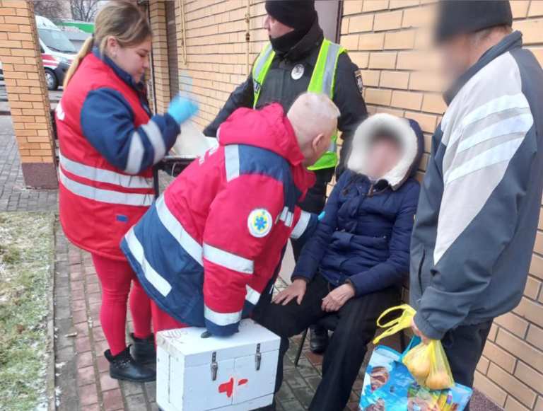 Знепритомніла на вулиці: у Борисполі патрульні прийшли на допомогу жінці