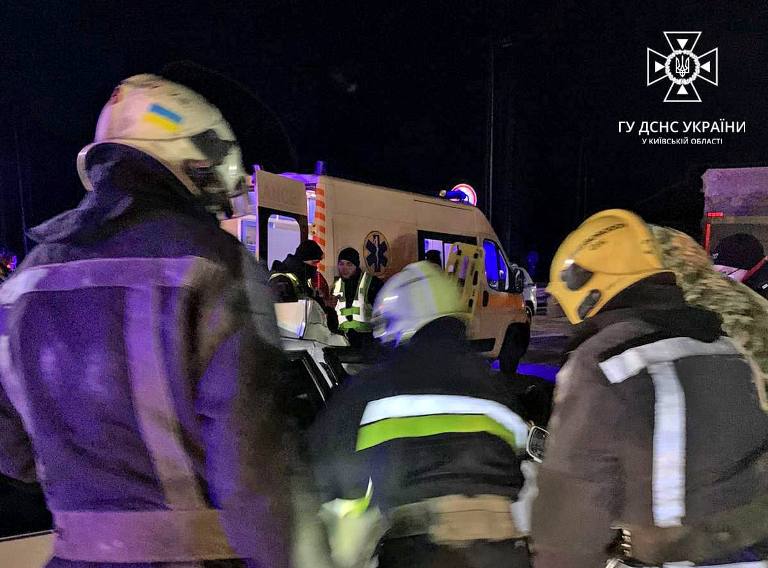 На трассе под Киевом – авария, людей зажало в машине