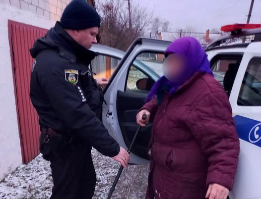 У передмісті Києва поліцейські допомогли бабусі дістатися до будинку