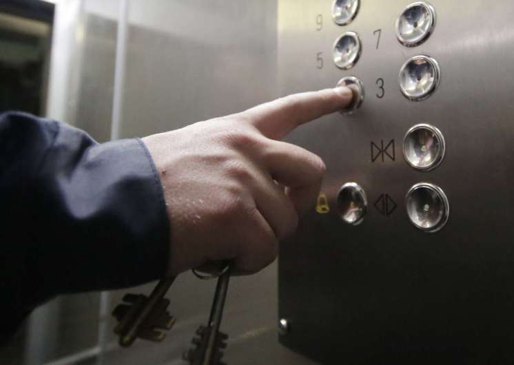 В Борисполе патрульные помогли мужчине выбраться из застрявшего лифта