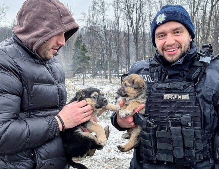 Киевский патрульный спас бездомных щенков