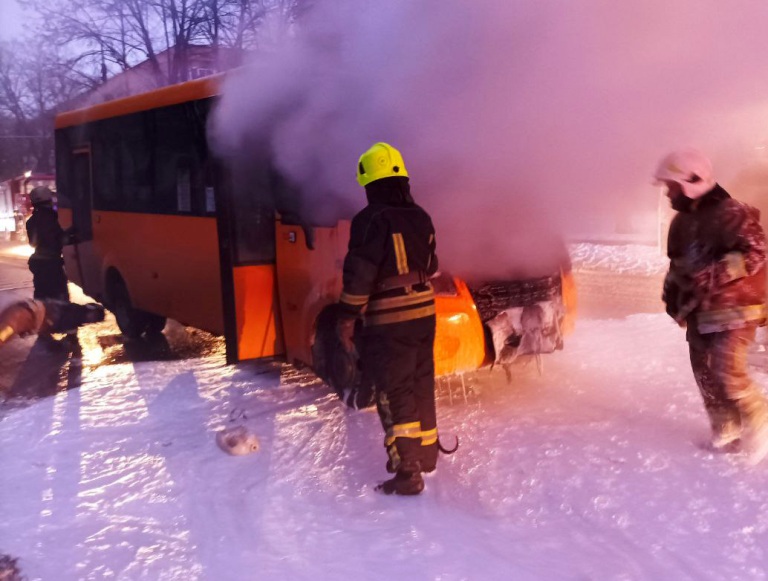 В пригороде Киева на улице сгорела маршрутка