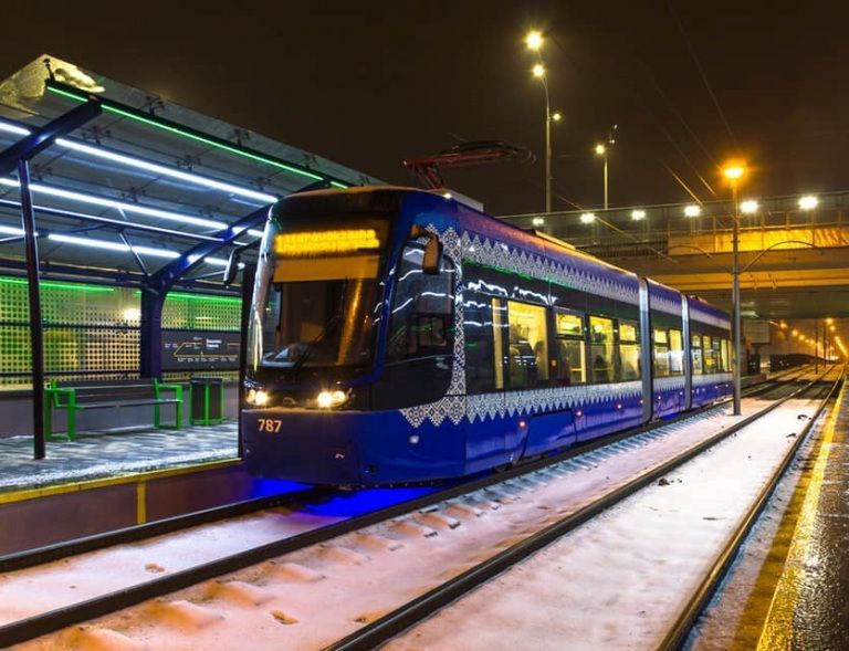 В Киеве возобновил работу скоростной трамвай