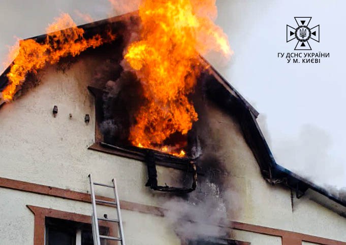 На Осокорках в Киеве загорелся частный дом