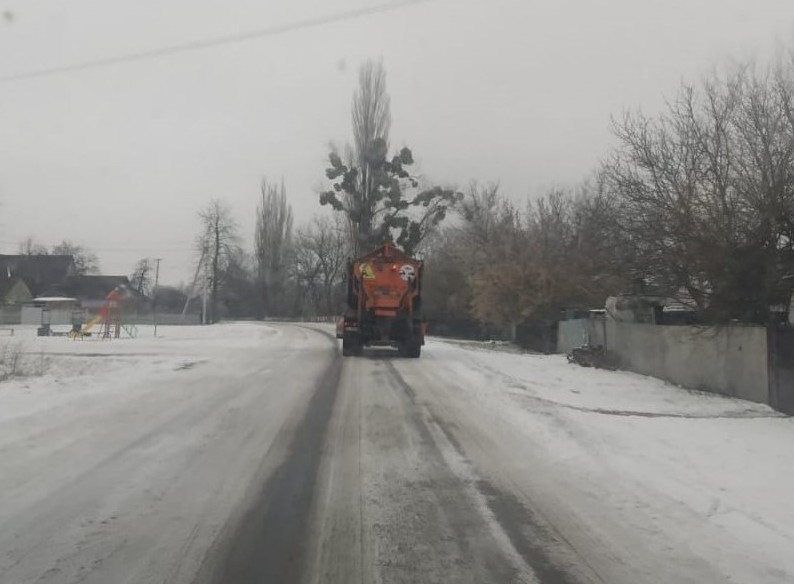 На дороги Киевской области высыпали две тонны песка и соли
