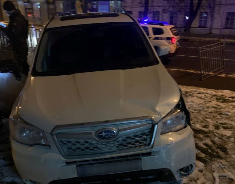 В Киеве пьяный водитель вылетел на тротуар