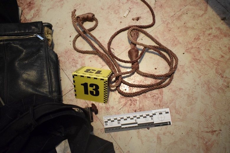 Бил и душил веревкой: в Киеве мужчина убил гостя