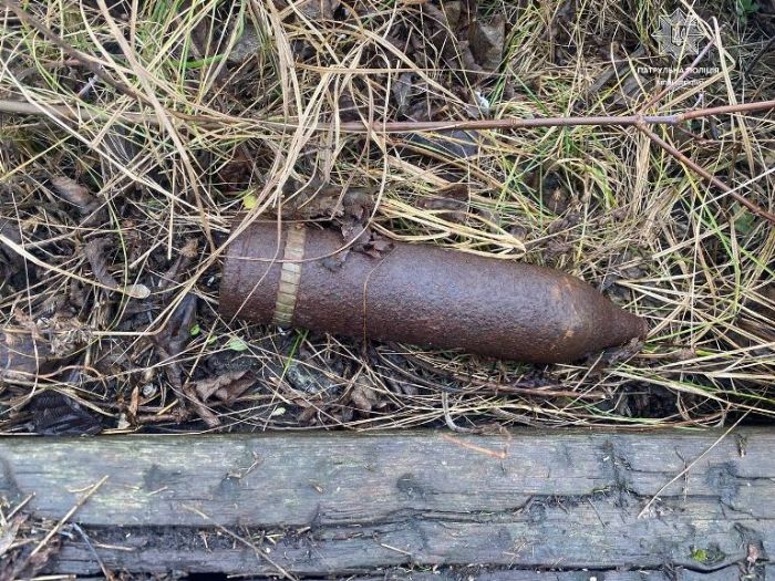Под Киевом на улице нашли снаряд