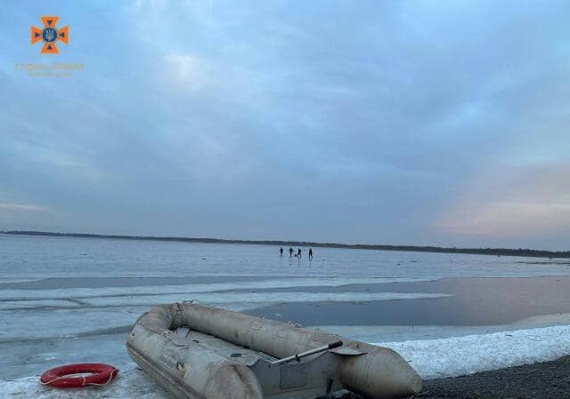На Киевском водохранилище с дрейфующей льдины спасли рыбаков (видео)