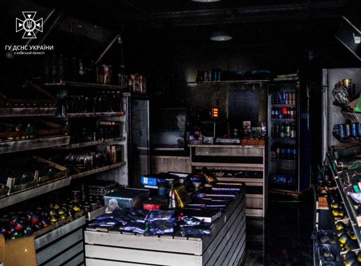 В пригороде Киева загорелся продуктовый магазин