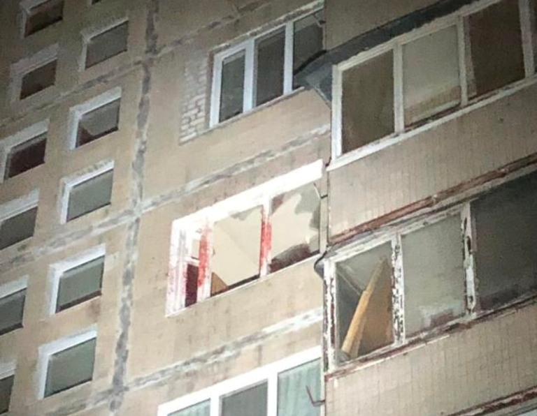 У Києві рятувальники зняли з підвіконня самогубцю