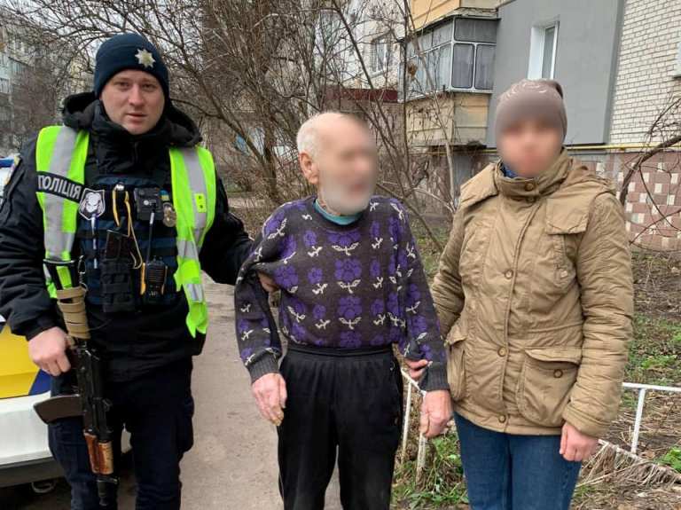 Забыл, где живет: в Борисполе патрульные отвезли домой дедушку