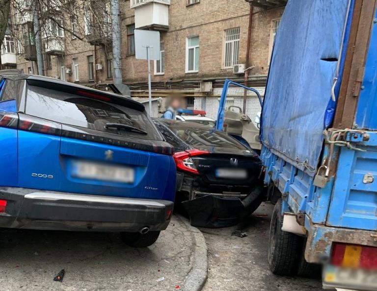 В центре Киева грузовик протаранил припаркованные машины