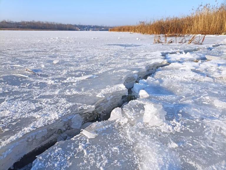 Под Киевом рыбаки провалились под лед, их спас случайных прохожий