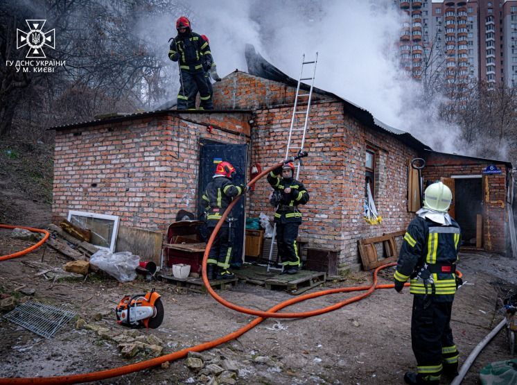 В Киеве загорелся частный дом, хозяин отравился угарным газом