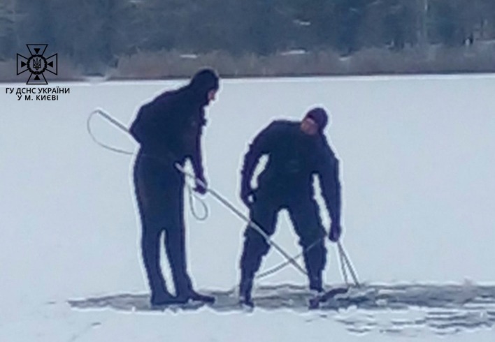Труп вмерз в лед: на Оболони из озера вытащили мертвого мужчину