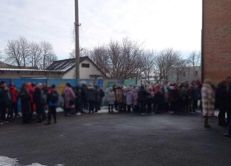 Из лицея под Киевом экстренно эвакуировали детей и педагогов