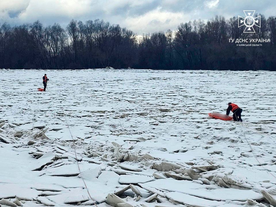 Спасателям пришлось взрывать лед на реке под Киевом (видео)