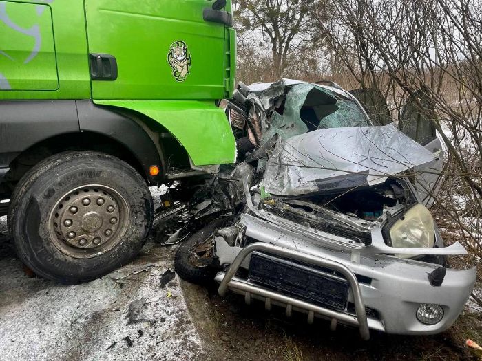 На дороге под Киевом Toyota врезалась в фуру, погибла женщина