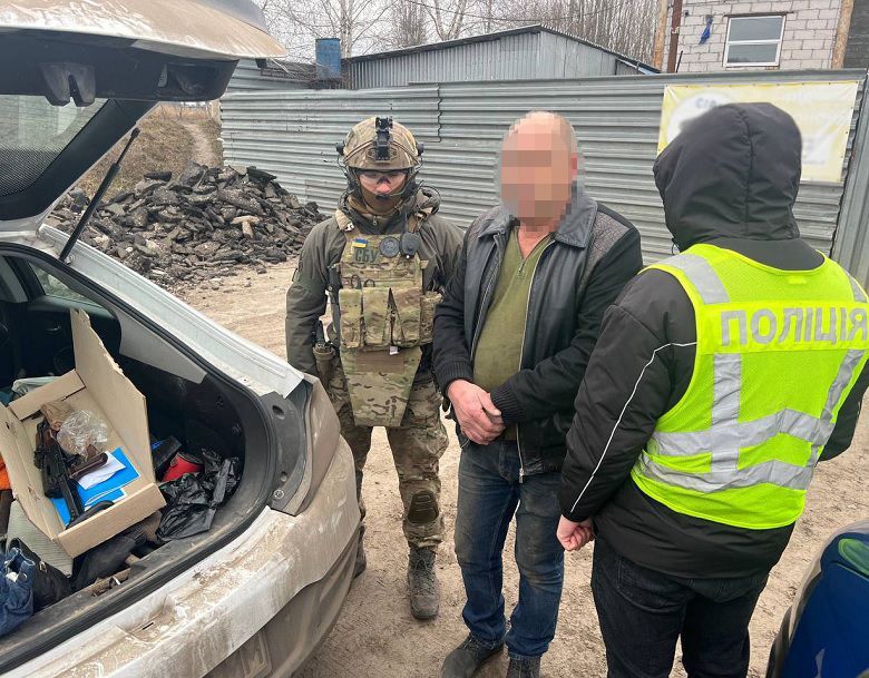 Продавав автомати і боєприпаси: у Києві затримали торговця зброєю