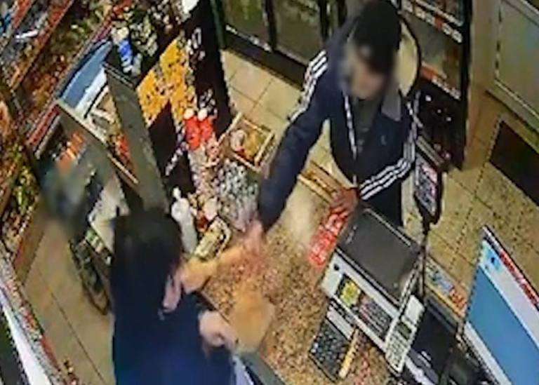 Під Києвом продавщиця обеззброїла грабіжника, який увірвався в магазин