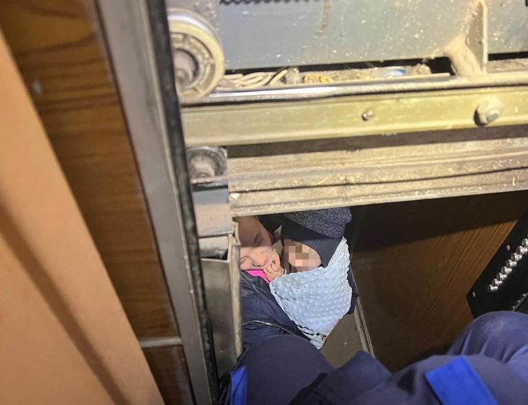 Из лифта столичной высотки спасли мать с младенцем