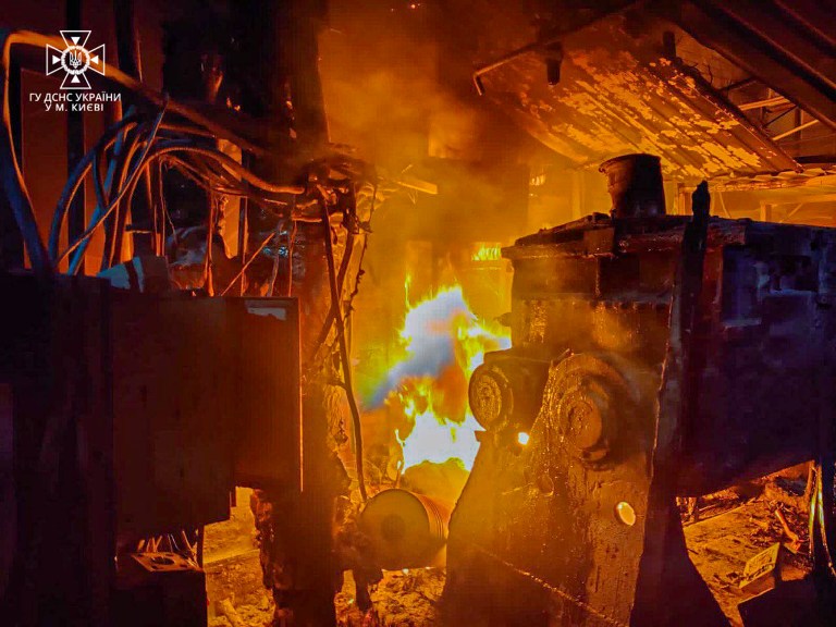 В Киеве ночью загорелось предприятие
