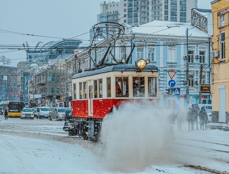 В Киеве – снегопад, горожан просят убрать машины с дорог