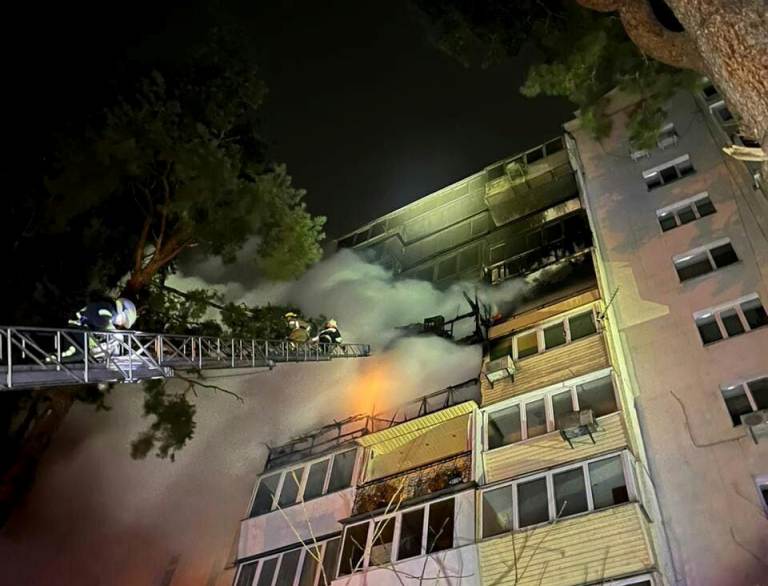 Огонь охватил несколько этажей: под Киевом загорелся дом