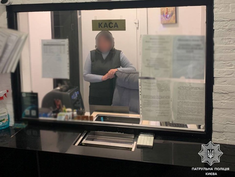 В Киеве вооруженный грабитель напал на обменник