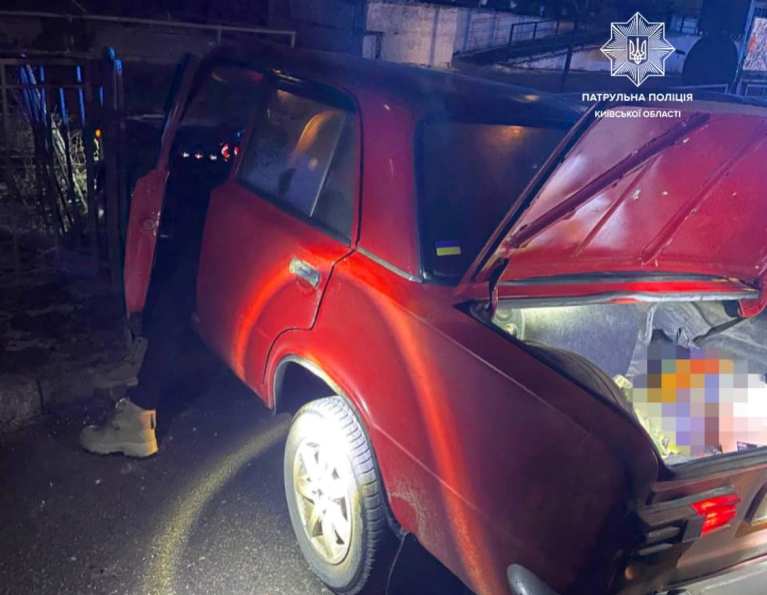 Їхав п'яним і з підробленими правами: у Борисполі водій врізався в паркан