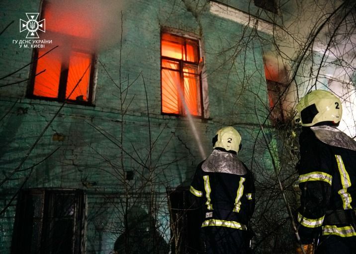 В центре Киева загорелся заброшенный дом, в огне погиб мужчина