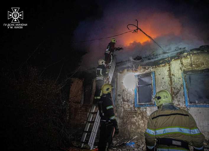 В Киеве загорелся нежилой дом, пожар тушили 10 спасателей