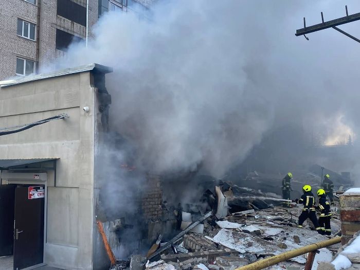 На месте взрыва в Киеве вспыхнул пожар