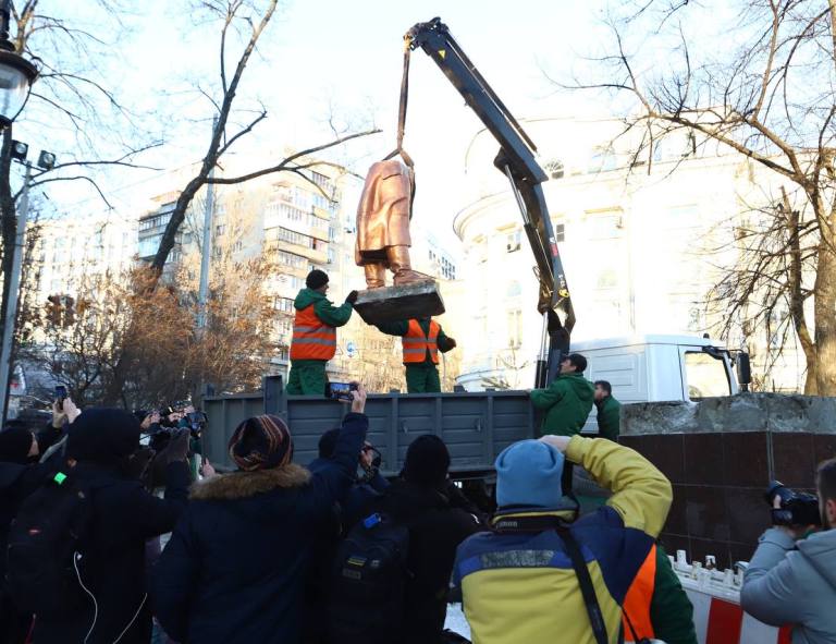 У Києві знесли пам'ятник Чкалову
