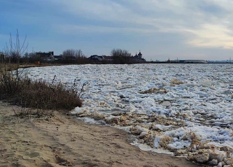 Будут взрывать лед на Десне: в пригороде Киева возможны взрывы