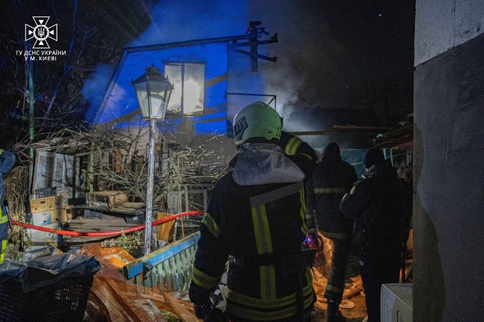 На Русановских садах в Киеве в частном доме возник пожар