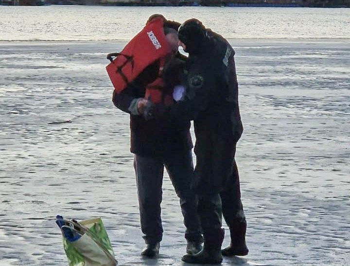 В Киеве спасатели сняли со льдины рыбака