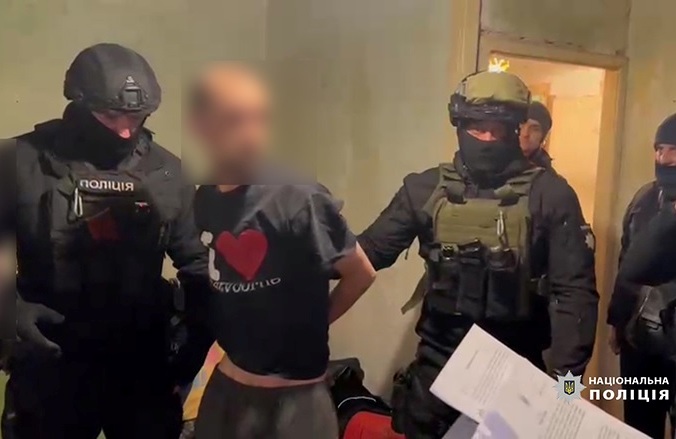 У Києві озброєний грабіжник напав на жінку: його судитимуть