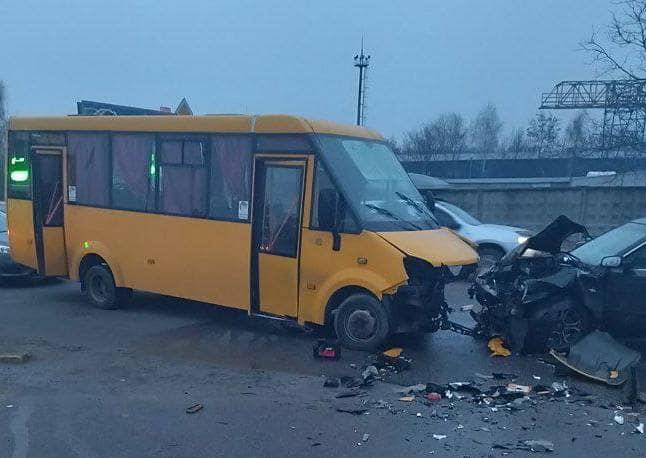 В пригороде Киева легковушка влетела в маршрутку: погиб водитель