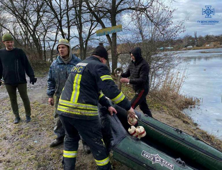 В Киевской области спасли рыбаков, провалившихся под лед